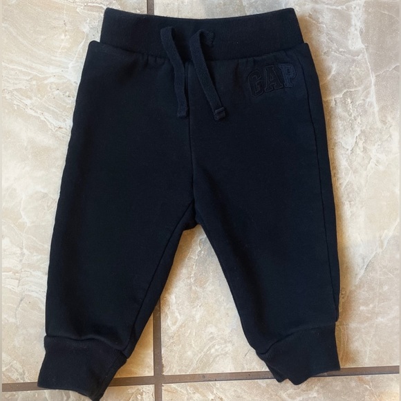 Gap sweatsuit bundle 6-12 months - Picture 7 of 11